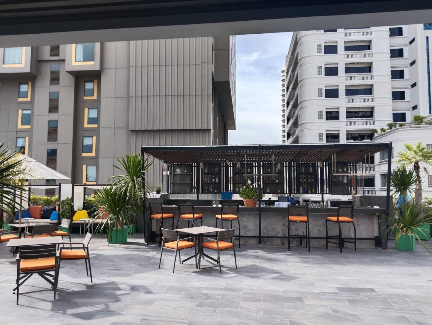 Citrus Suites Sukhumvit 6 By Compass Hospitality Bangkok Exteriör bild